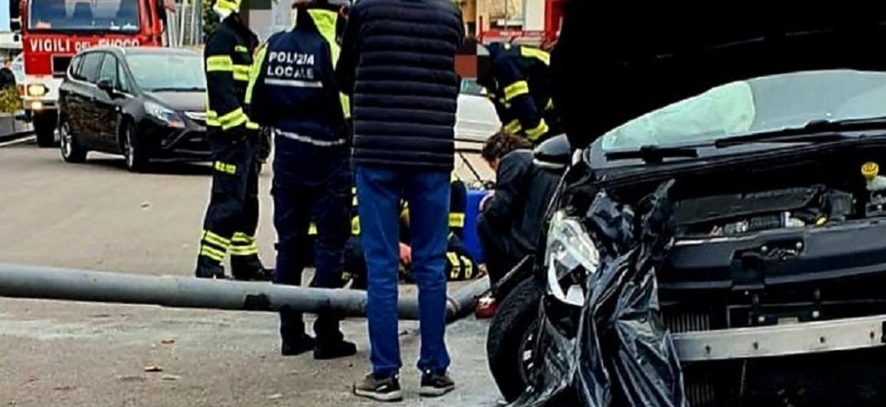 Urta un'auto durante un sorpasso e una macchina finisce contro un palo: una 28enne trasportata all'ospedale